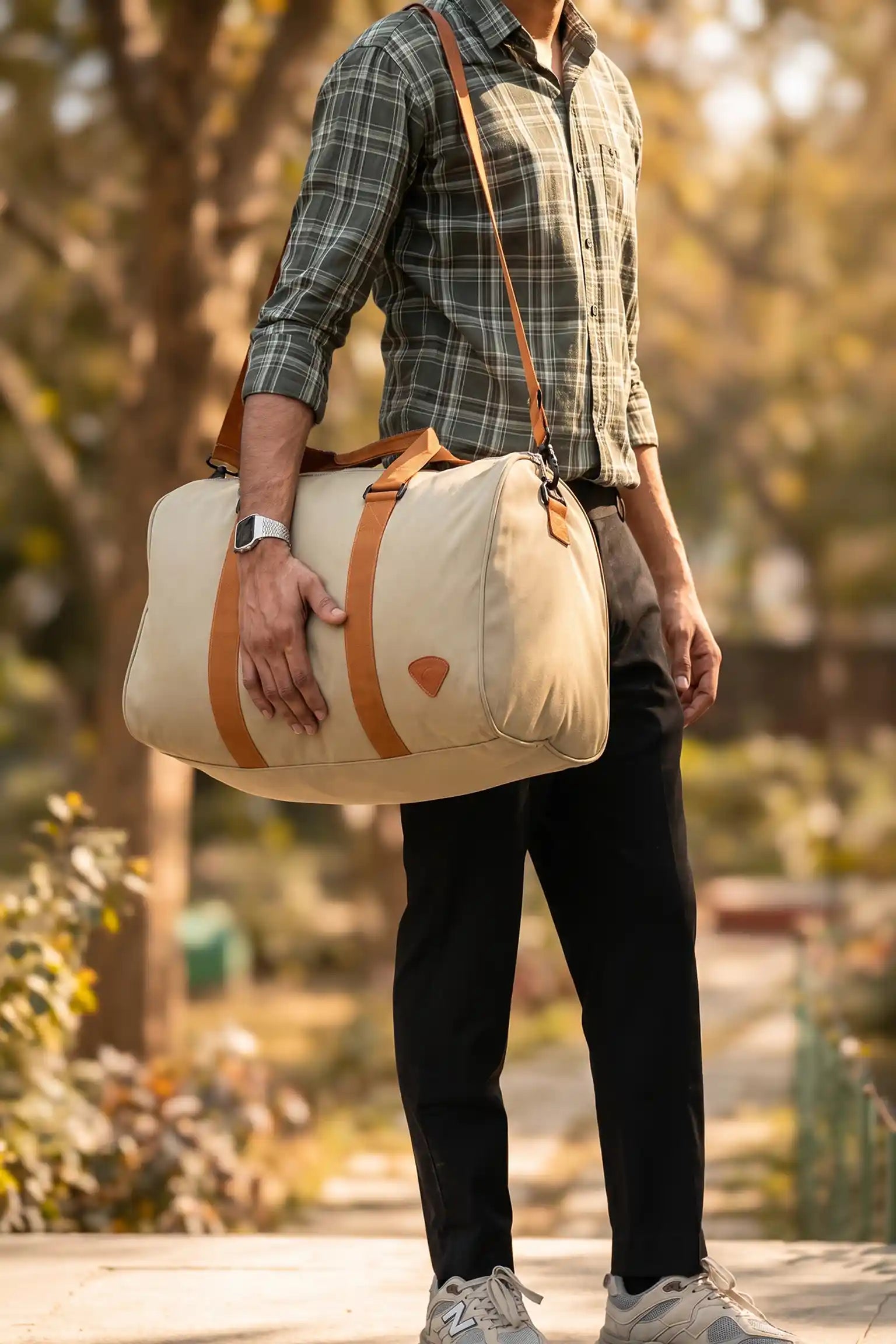 Elegant Partner Textured Duffle Bag with Shoe Compartment – Stylish Travel & Gym Bag